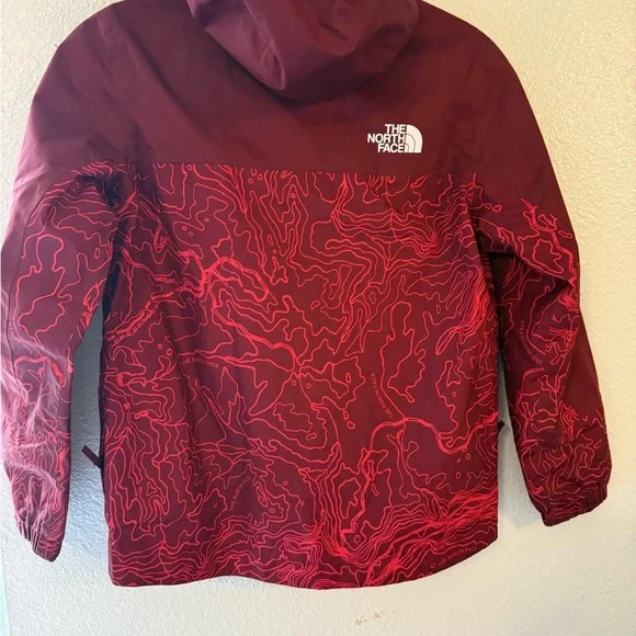 The North Face Burgundy Jacket with Contour Design 
Like new - Picture 4 of 9